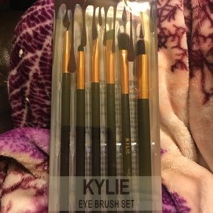 Makeup brushes